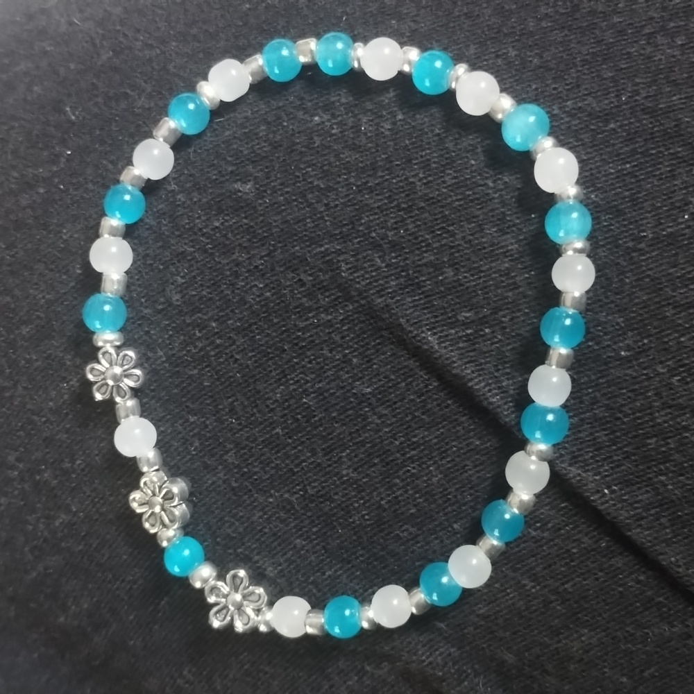 Teal and white flower beaded bracelet